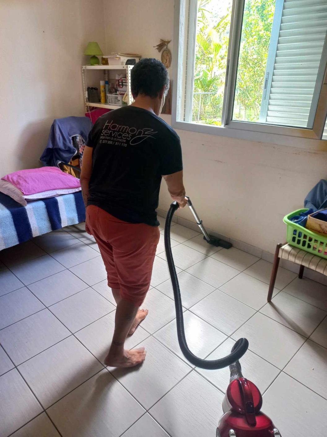 Intervenant Harmony Services entretenant le logement d'un bénéficiaire